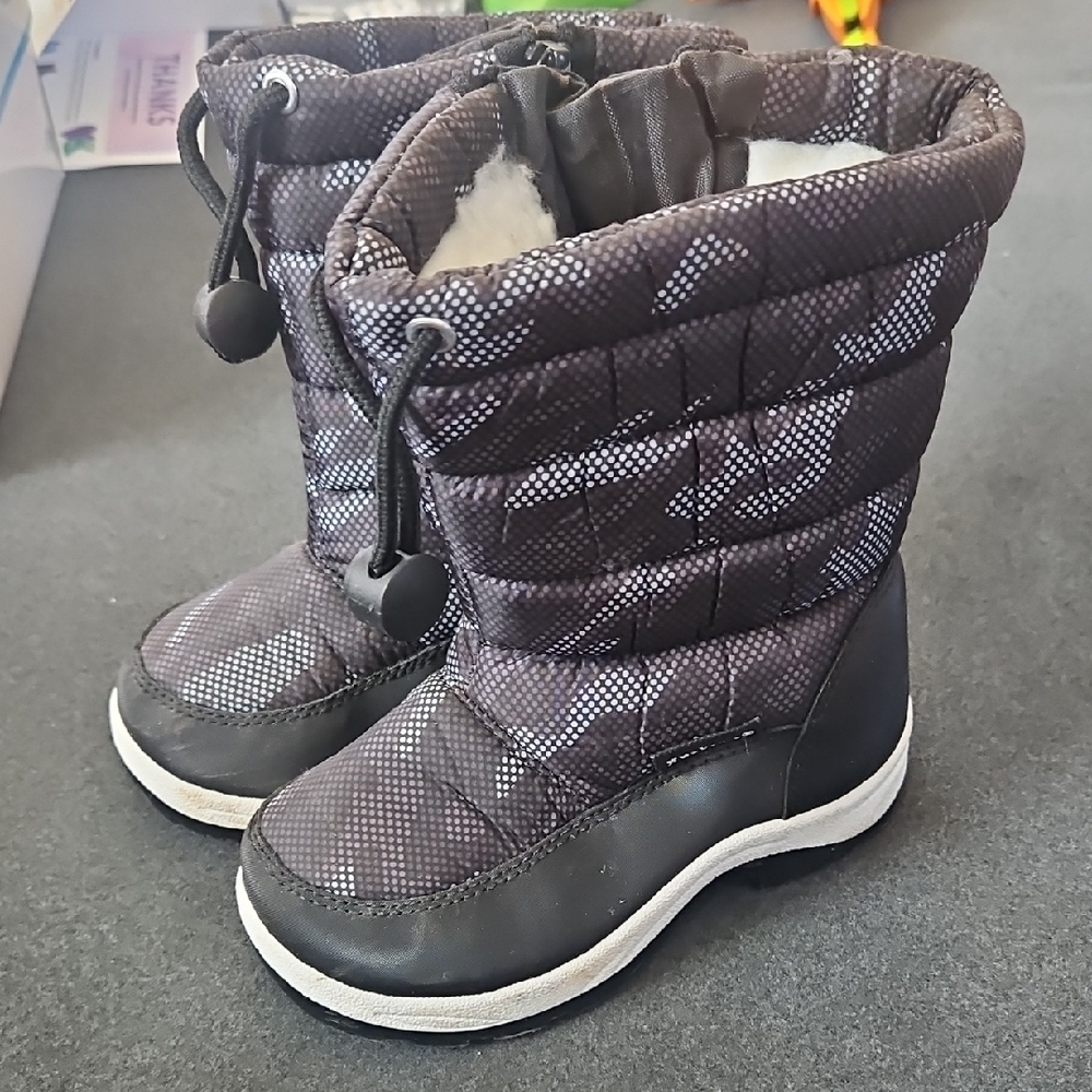 Kids Apakowa Winter Boots - Black and Gray